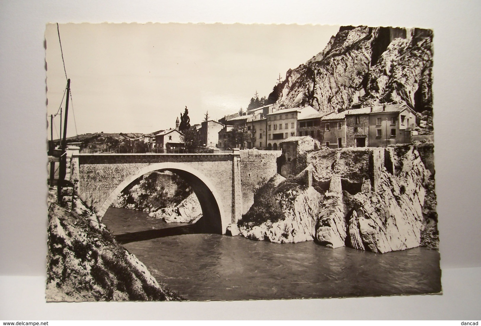 SISTERON   - Le  Nouveau Faubourg  Et La Baume      - ( Pas De Reflet Sur L'original ) - Sisteron