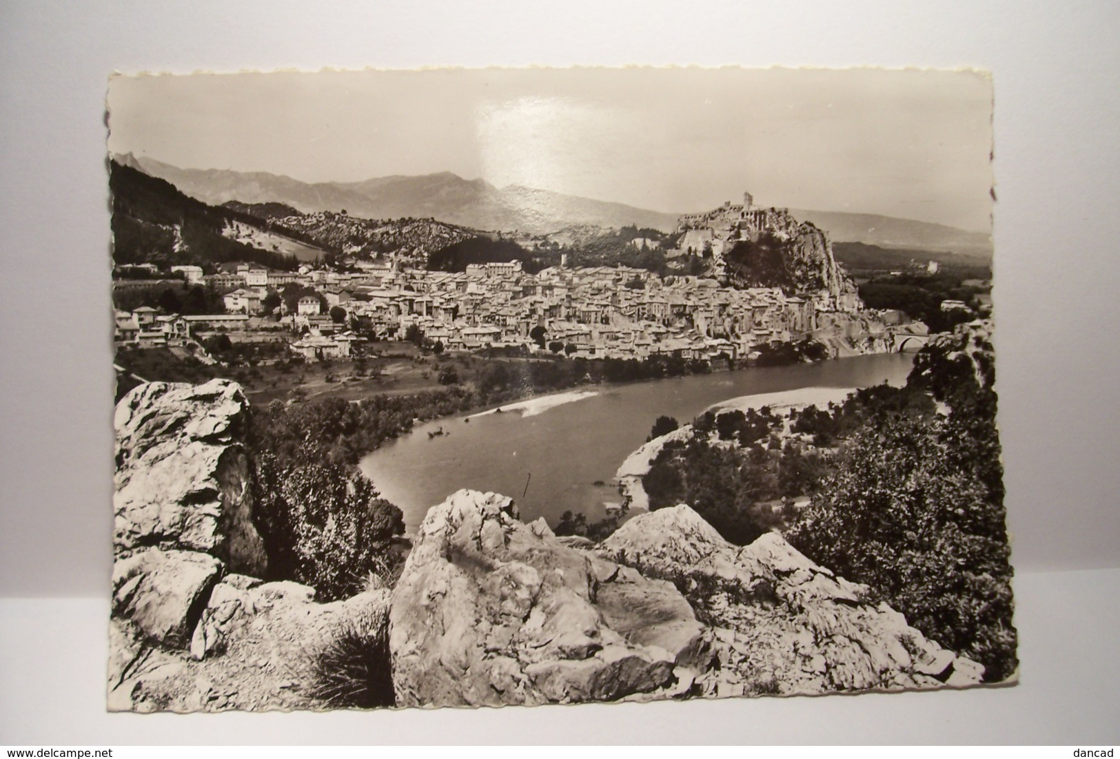 SISTERON   - Vue D'ensemble  Et La Durance       - ( Pas De Reflet Sur L'original ) - Sisteron