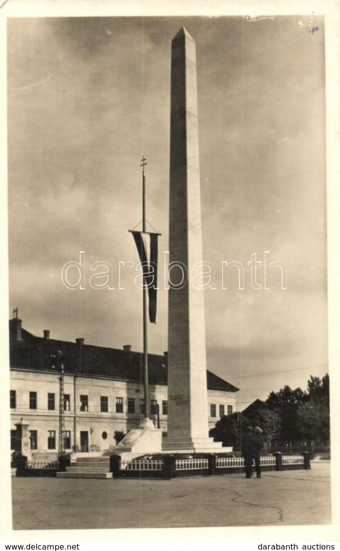 T2/T3 Óbecse, Becej; Hősi Emlékmű Az Országzászlóval / Heroes Monument With The Hungarian Flag (EK) - Unclassified