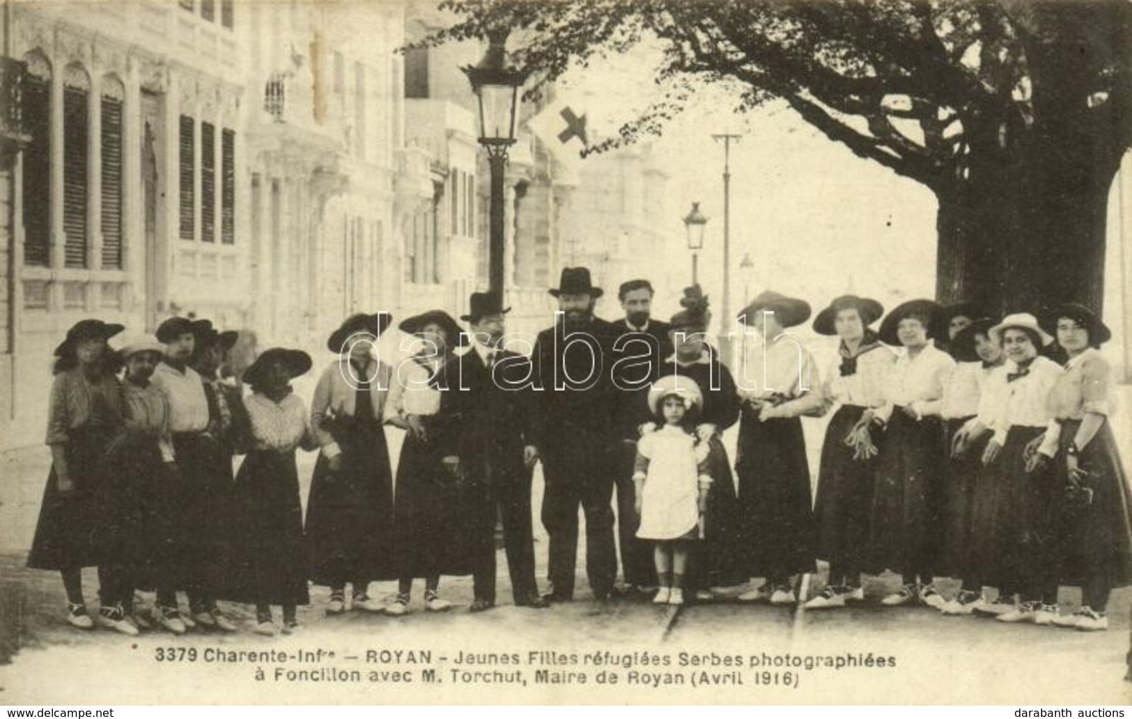 ** T2 Royan, Jeunes Filles Réfugiées Serbes Photographiées á Foncillon Avec M. Torchut, Maire De Royan / Serbian Refugee - Altri & Non Classificati