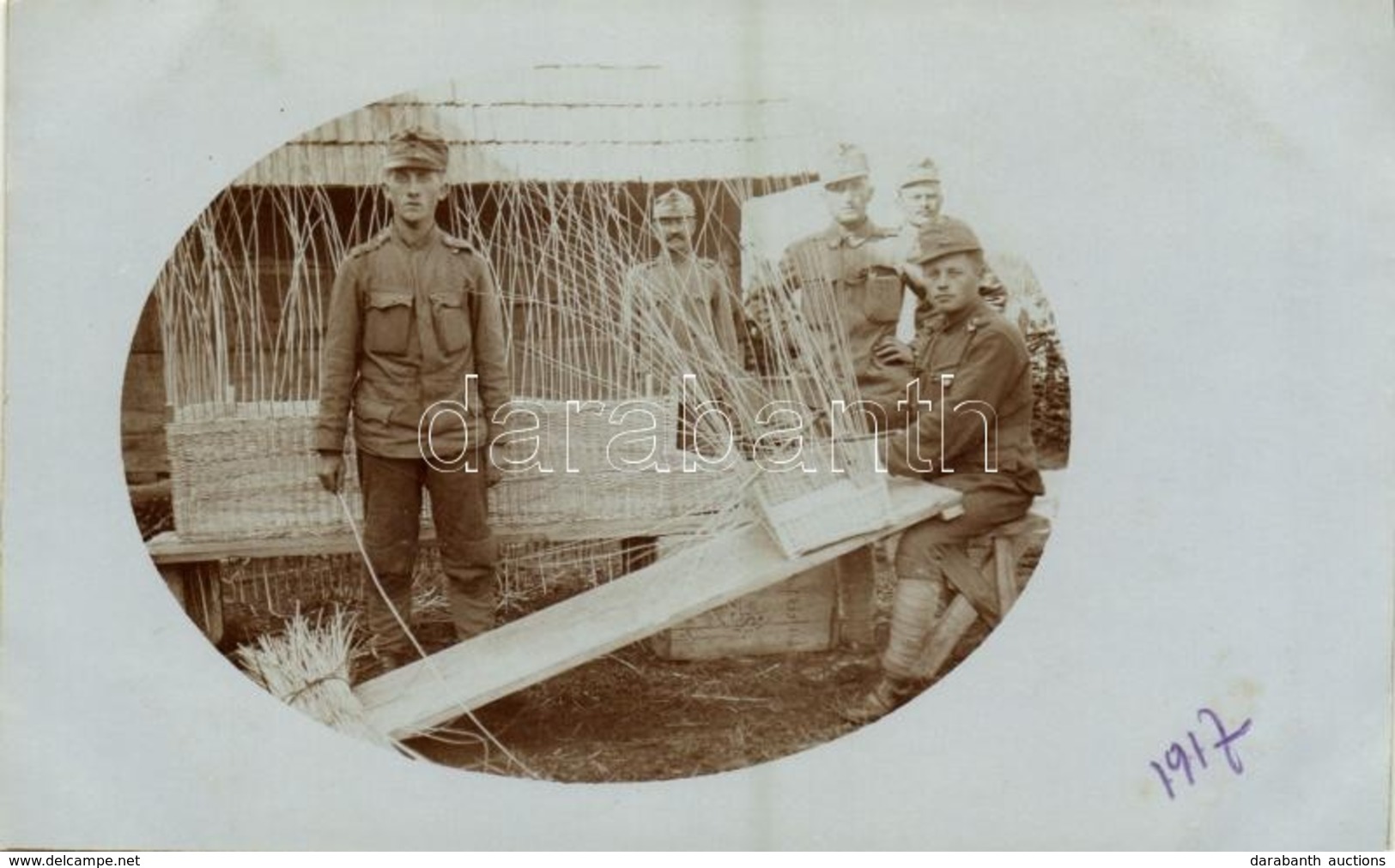 * T1/T2 1917 Első Világháborús Osztrák-magyar Katonák Kosárfonás Közben / WWI K.u.K. (Austro-Hungarian) Military, Soldie - Ohne Zuordnung