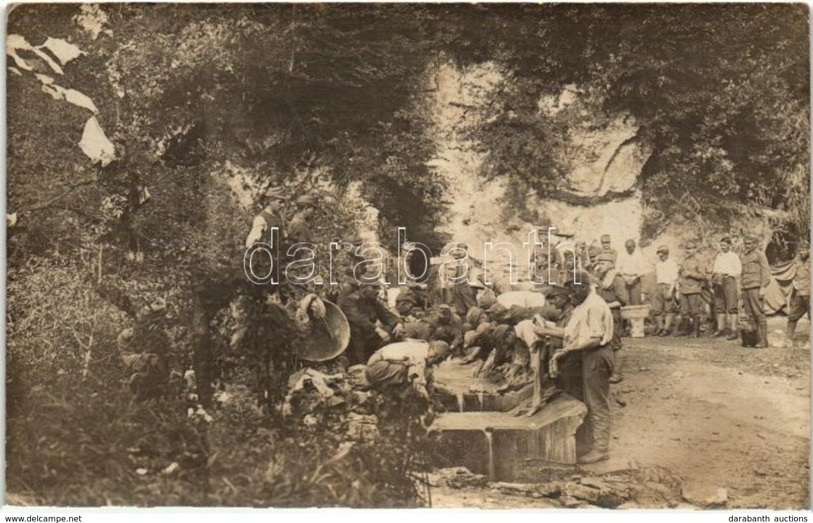 T2/T3 1918 Nagymosás A Patakban, Sorban álló Katonákkal / WWI Austro-Hungarian K.u.K. Soldiers Washing Their Clothes In  - Unclassified