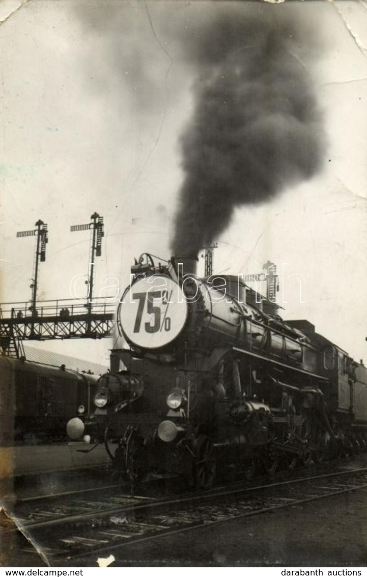T3 1941 Debrecen, MÁV Mozdony '75%' Táblával és Magyar Zászlóval / Locomotive Of The Hungarian State Railways, '75%' Boa - Ohne Zuordnung