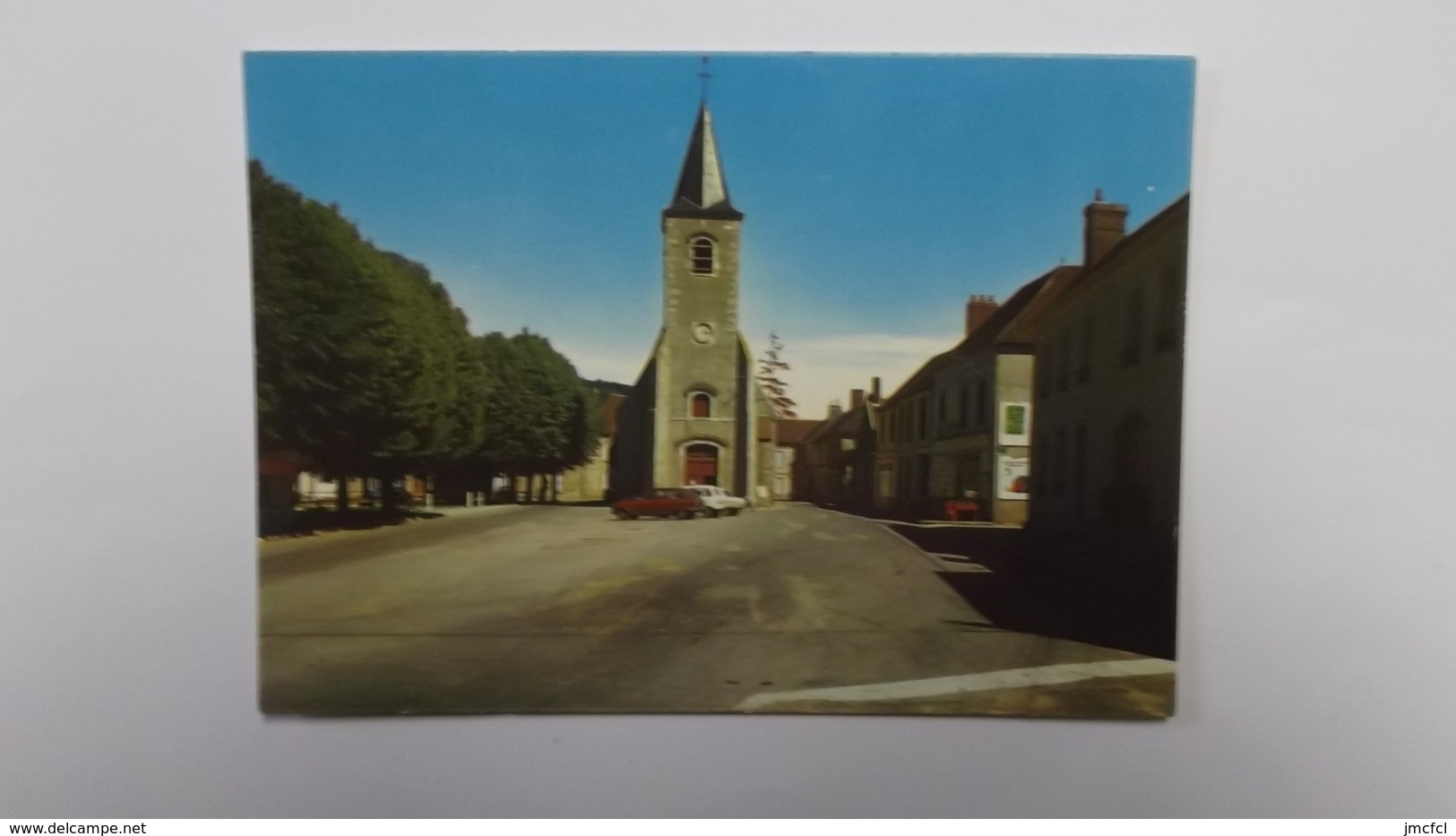 L'Eglise Et La Place - Veron