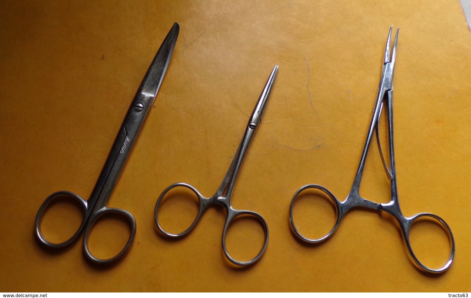 SERVICE DE SANTE : INSTRUMENT DE CHIRURGIE,LOT DE 2 PINCES D'OPERATION ET  1 CISEAU COURBE  , BON ETAT , VOIR PHOTO . PO - Equipaggiamento