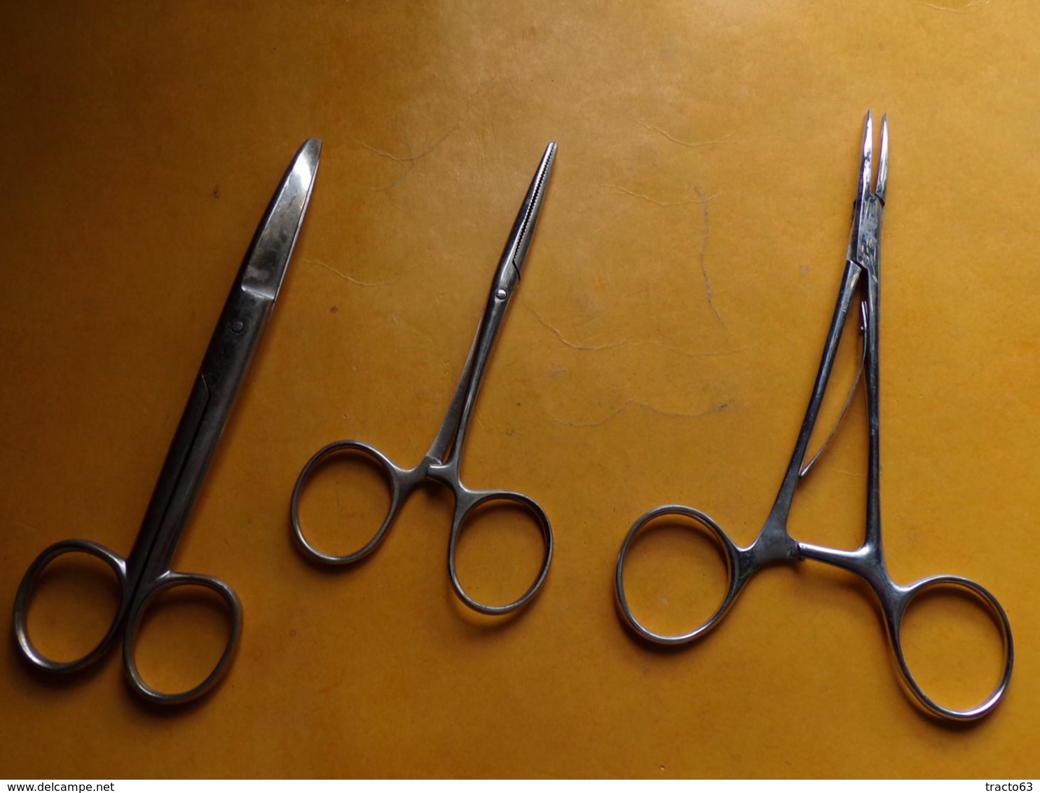 SERVICE DE SANTE : INSTRUMENT DE CHIRURGIE,LOT DE 2 PINCES D'OPERATION ET  1 CISEAU COURBE  , BON ETAT , VOIR PHOTO . PO - Equipaggiamento