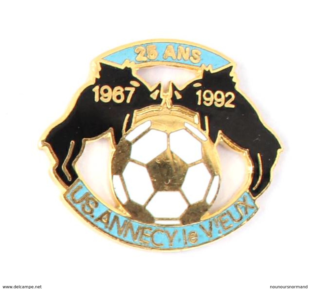 Pin's U.S ANNECY LE VIEUX (74) - 25 ANS 1967/1992 - Deux Sangliers Et Ballon De Football - Alpes Trophées - I730 - Football