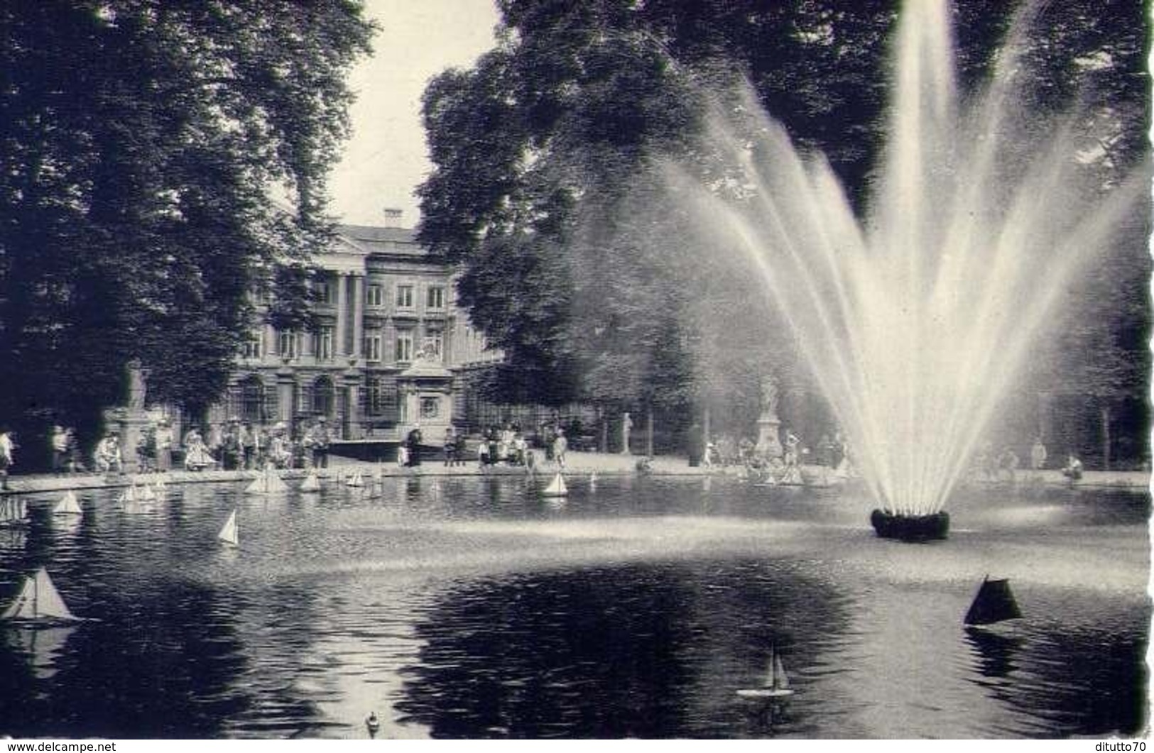 Bruxelles - Le Jet D'eau Au Parc Et Le Parlament - Formato Piccolo Non Viaggiata – E 14 - Altri & Non Classificati