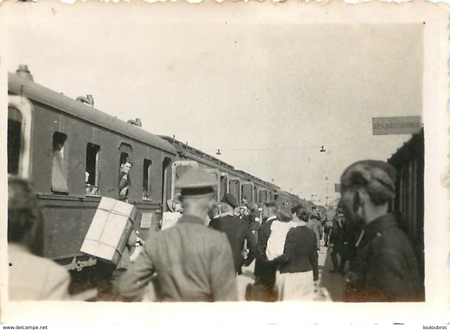 SOLDATS ALLEMANDS ET TRAIN SECONDE GUERRE MONDIALE PHOTO ORIGINALE FORMAT  8.50 X 6 CM - Guerre, Militaire