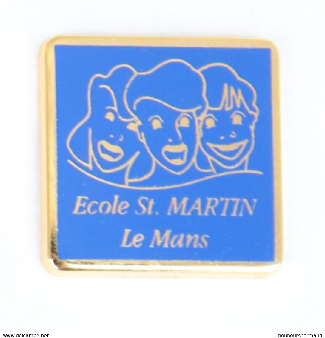 Pin's Plastique LE MANS (72) - ECOLE ST MARTIN - Portraits D'enfants - I778 - Administraties