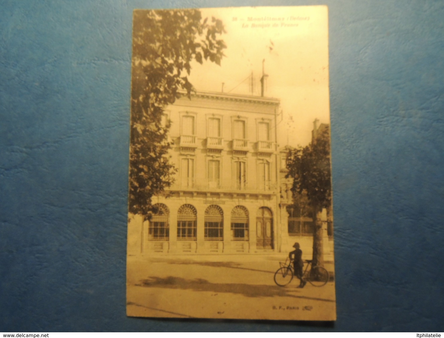 CPA  MONTELIMAR  LA BANQUE DE FRANCE  UNE JEUNE FEMME EN VELO ET  PANTANLON COURT POUR PEDALER  1900 - Montelimar