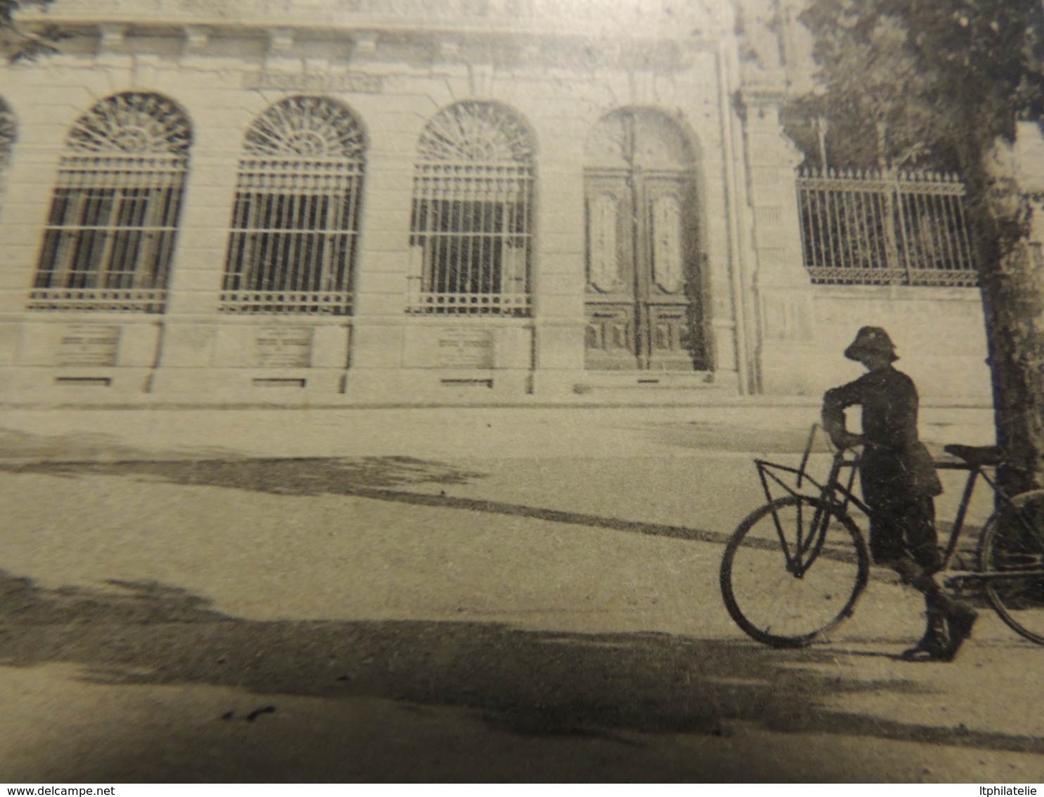 CPA  MONTELIMAR  LA BANQUE DE FRANCE  UNE JEUNE FEMME EN VELO ET  PANTANLON COURT POUR PEDALER  1900 - Montelimar