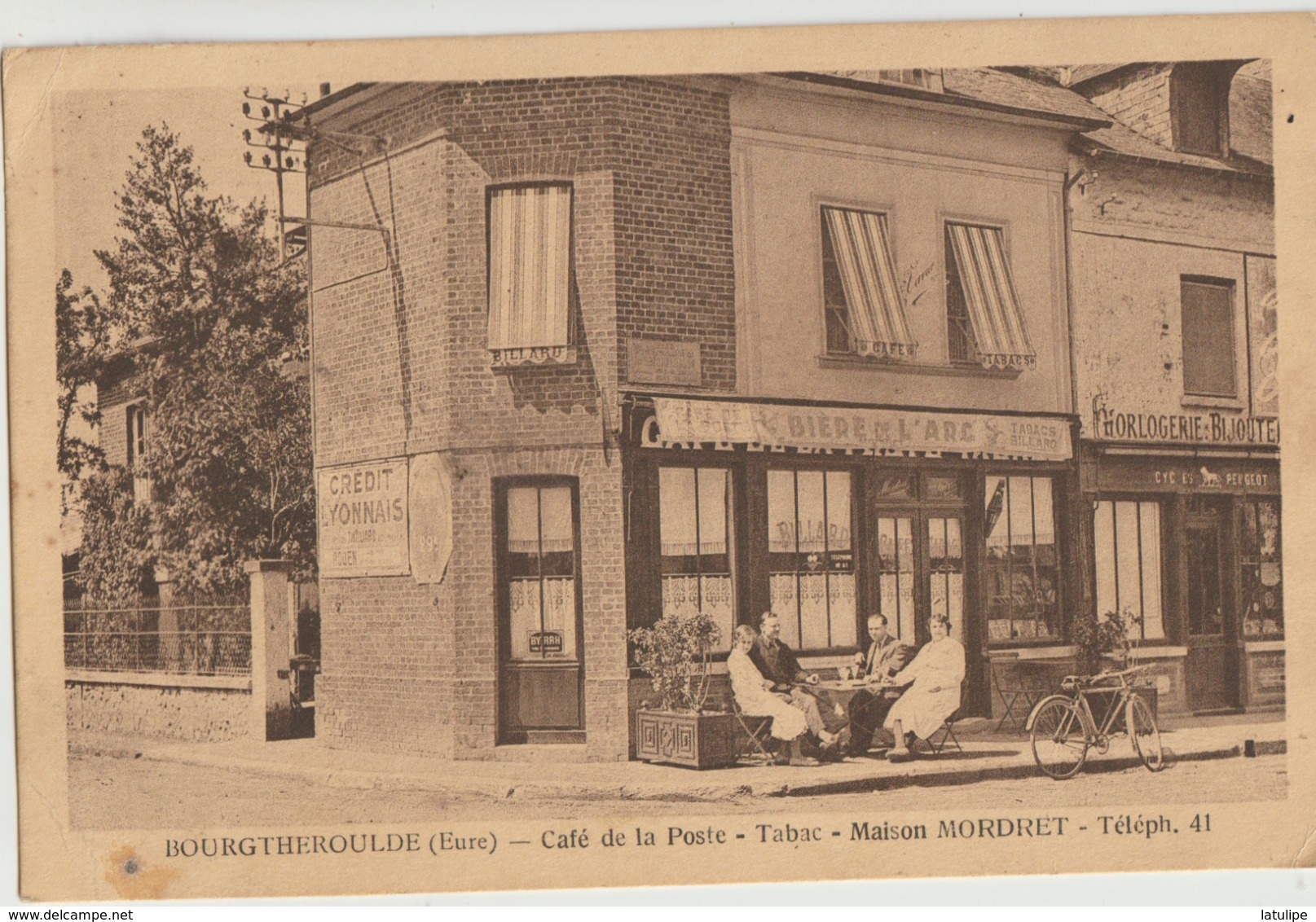 Bourgtheroulde  27   Le Café De La Poste Avec Terrasse Animée Et Horlogerie - Bourgtheroulde