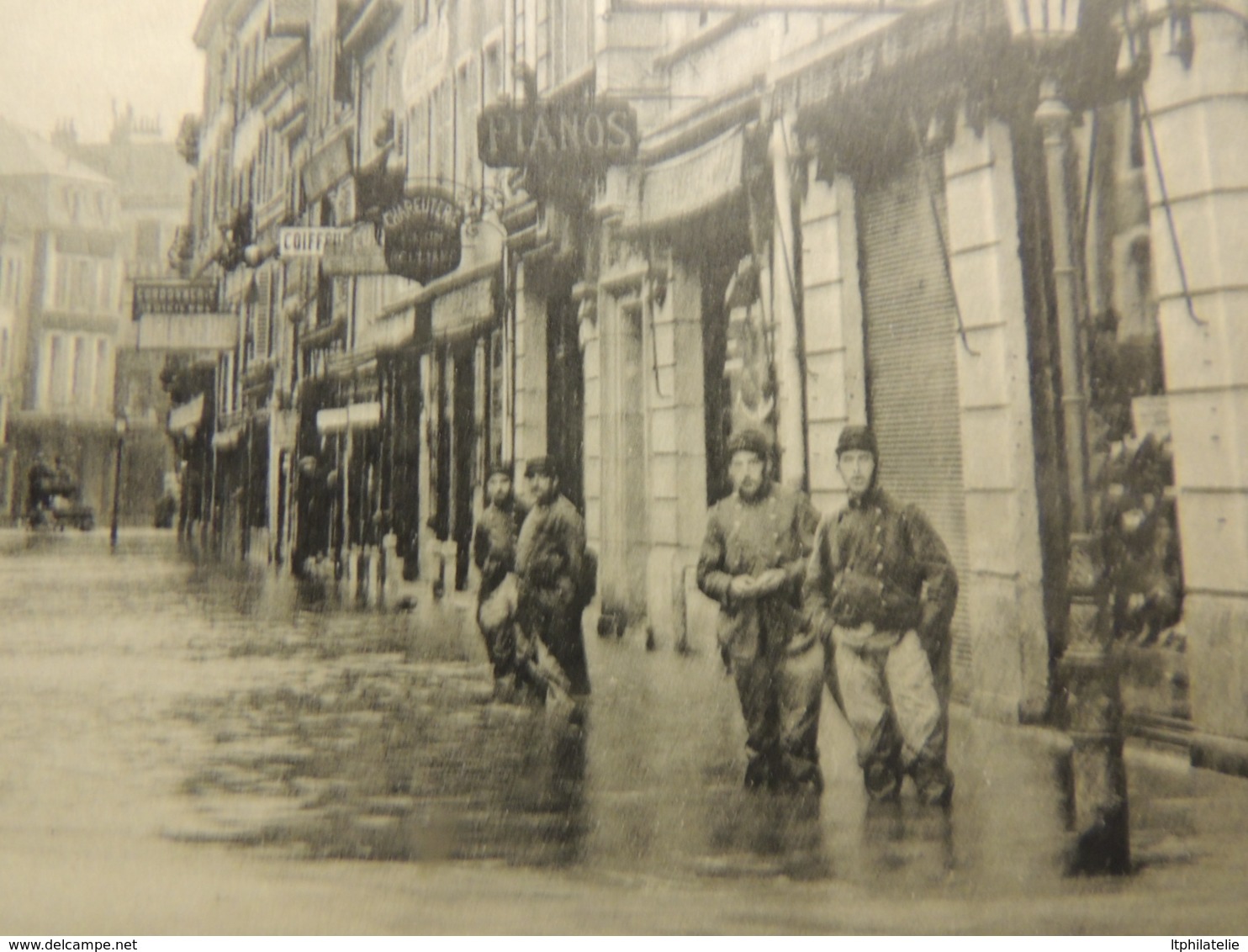 CPA   MONTBELIARD  INNONDATIONS DE1913   BEAUCOUP DE MONDE LES PIEDS DANS L EAU - Montbéliard