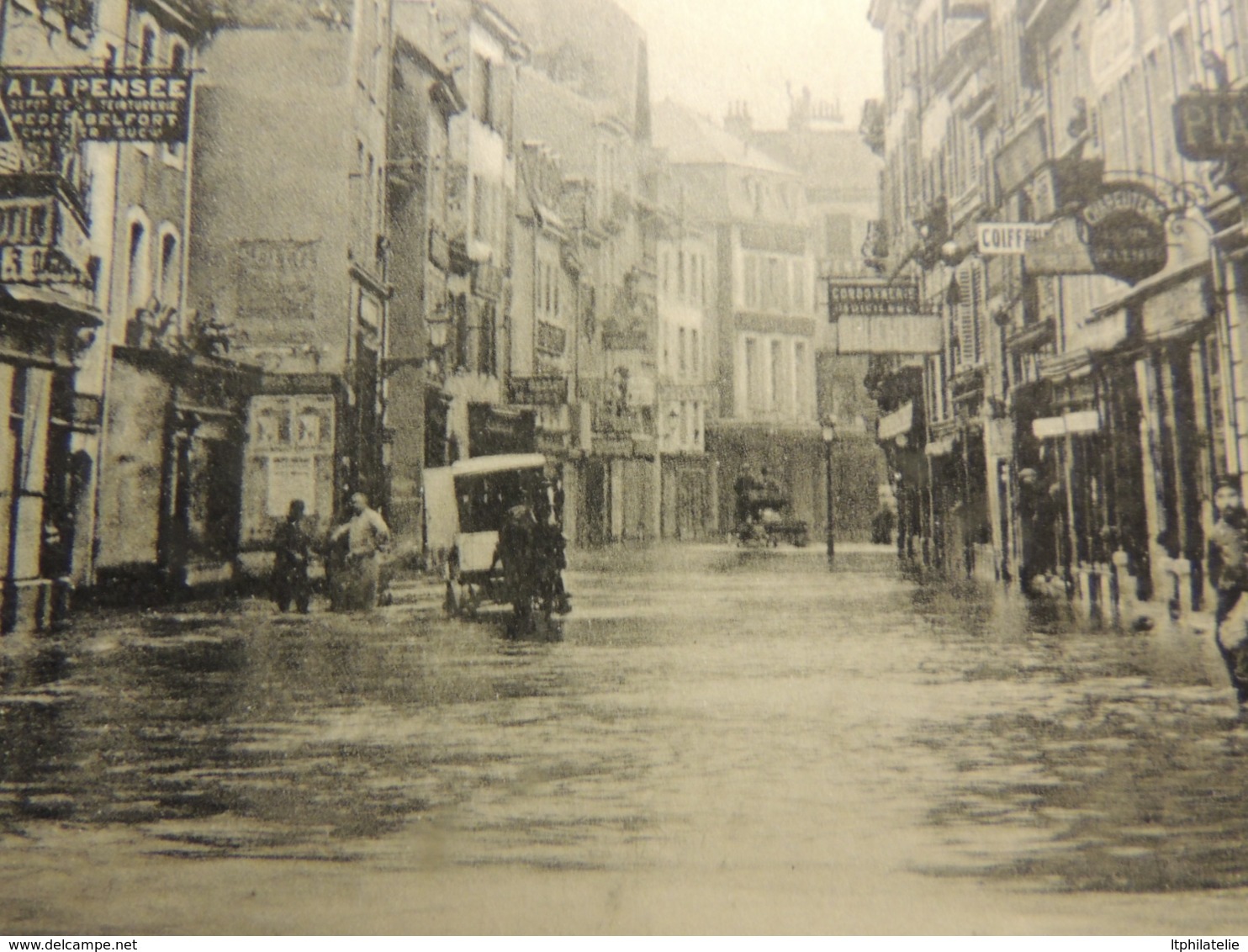 CPA   MONTBELIARD  INNONDATIONS DE1913   BEAUCOUP DE MONDE LES PIEDS DANS L EAU - Montbéliard