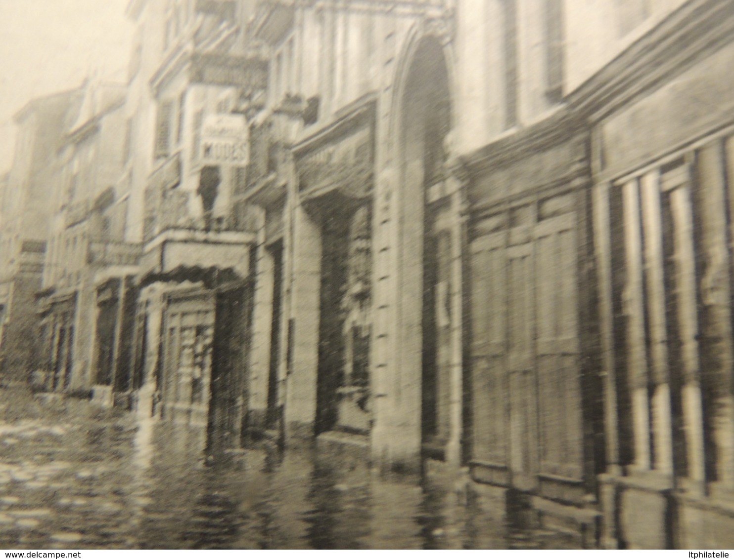 CPA   MONTBELIARD  INNONDATIONS DE1913  CHEVAL LES PIEDS DANS L EAU   LA RUE INNONDEE - Montbéliard