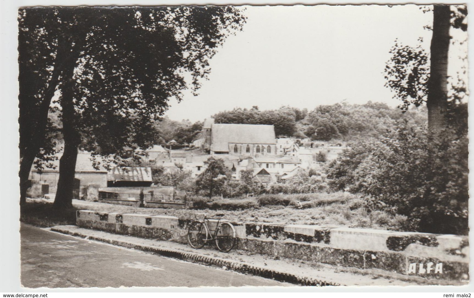 CARTE POSTALE   NAZELLES 37  Le Pont Et L'église - Otros & Sin Clasificación