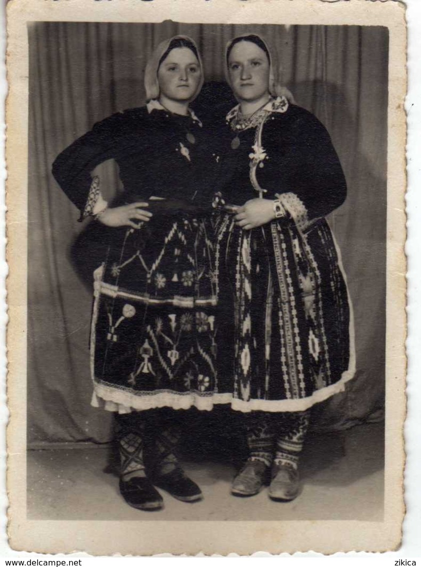 Small Photo Macedonia - Anonymous Persons - Girls From Macedonia.folklore Costumes - Persone Anonimi