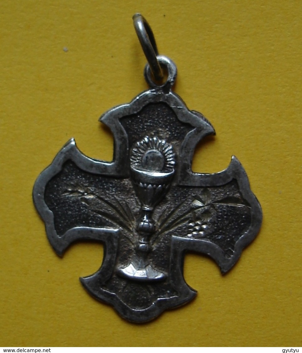 Médaille Religieuse Ancienne En Argent, En Forme De Croix, Avec Calice, à Dater ! - Religione & Esoterismo