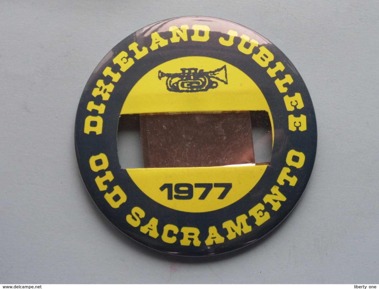 DIXIELAND JUBILEE 1977 - OLD SACRAMENTO (U.S.A.) : Speld / Badge ( See / Voir Photo ) +/- 9 Cm. ! - Autres & Non Classés