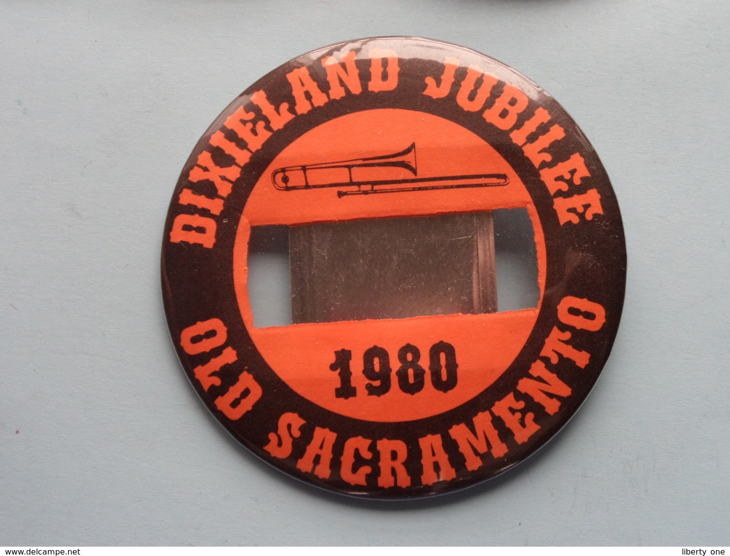 DIXIELAND JUBILEE 1980 - OLD SACRAMENTO (U.S.A.) : Speld / Badge ( See / Voir Photo ) +/- 9 Cm. ! - Autres & Non Classés