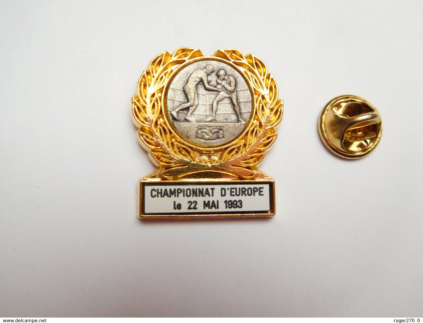 Superbe Pin's En Relief , Boxe ?? Lutte ?? Championnat D'Europe , 22 Mai 1993 - Boksen