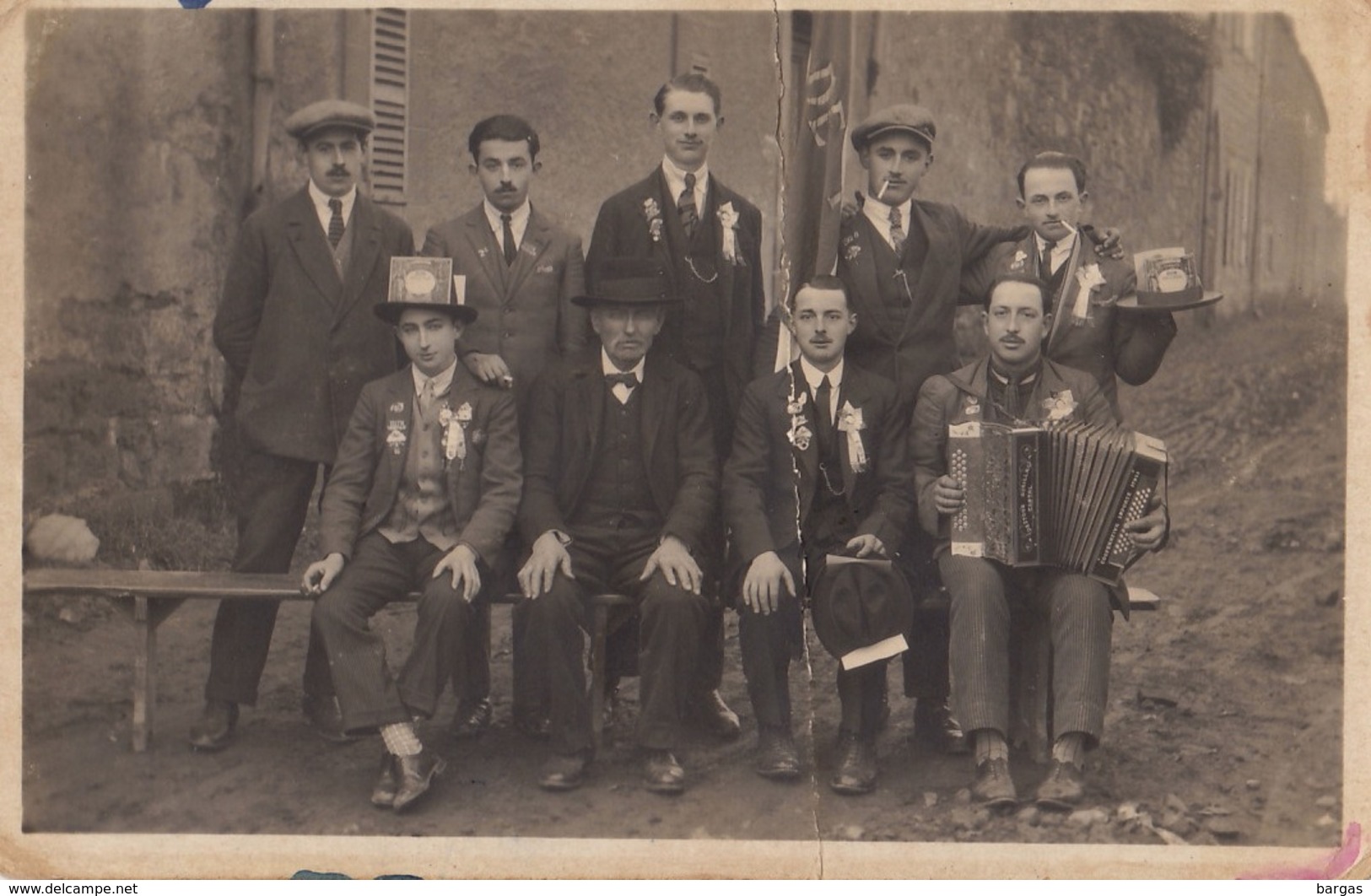 Photo Carte Postale Le Gueret Creuse Famille Buvat Groupe De Conscrit Accordéon - Guéret