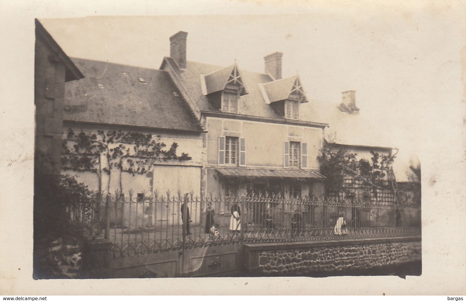 Photo Carte Postale Vichy Allier  Maison De La Famille Buvat - Vichy