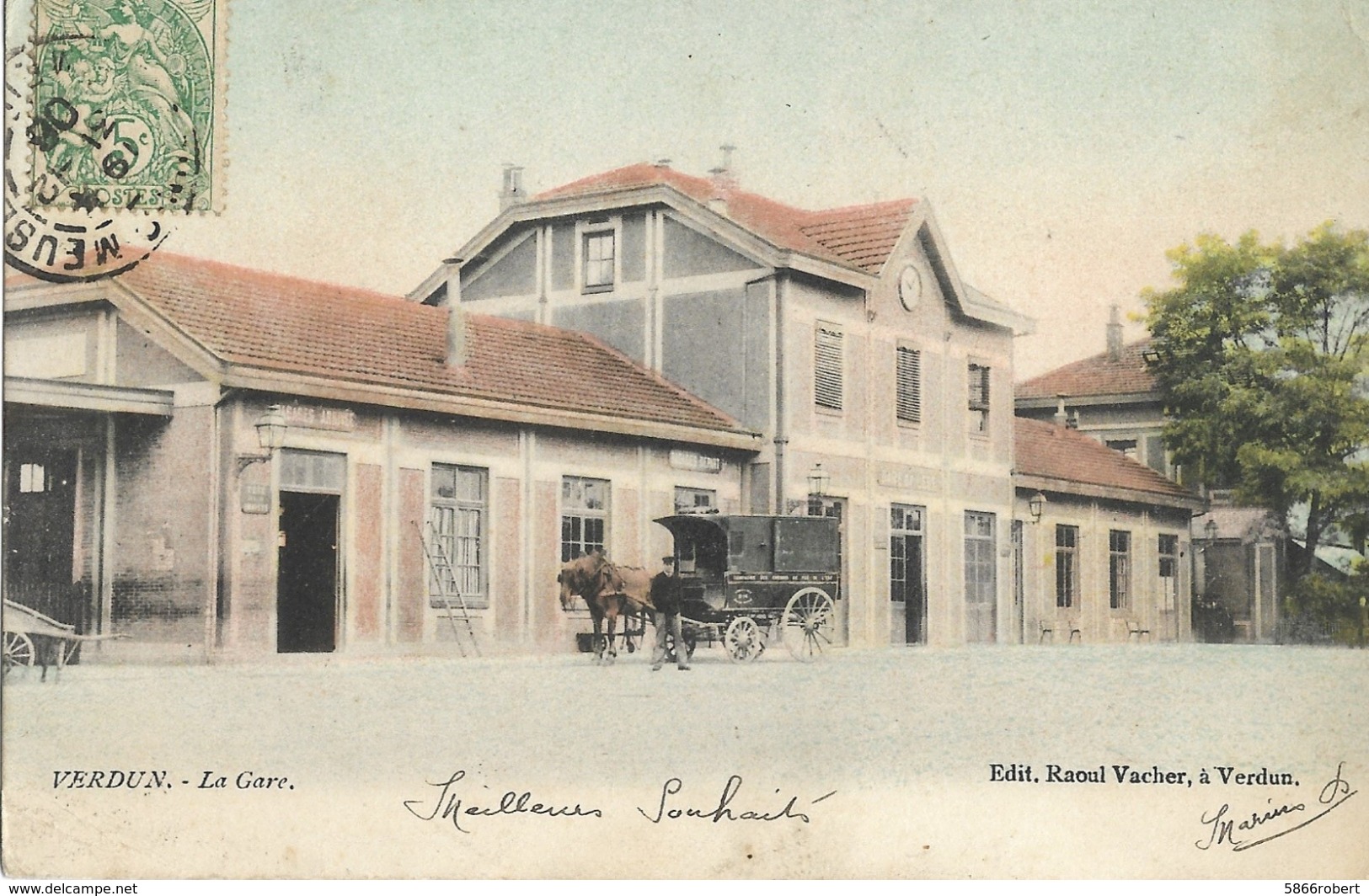 CARTE POSTALE ORIGINALE ANCIENNE COULEUR : VERDUN LA GARE UNE DILIGENCE EN ATTENTE POUR CORRESPONDANCE ANIMEE MEUSE (55) - Gares - Sans Trains