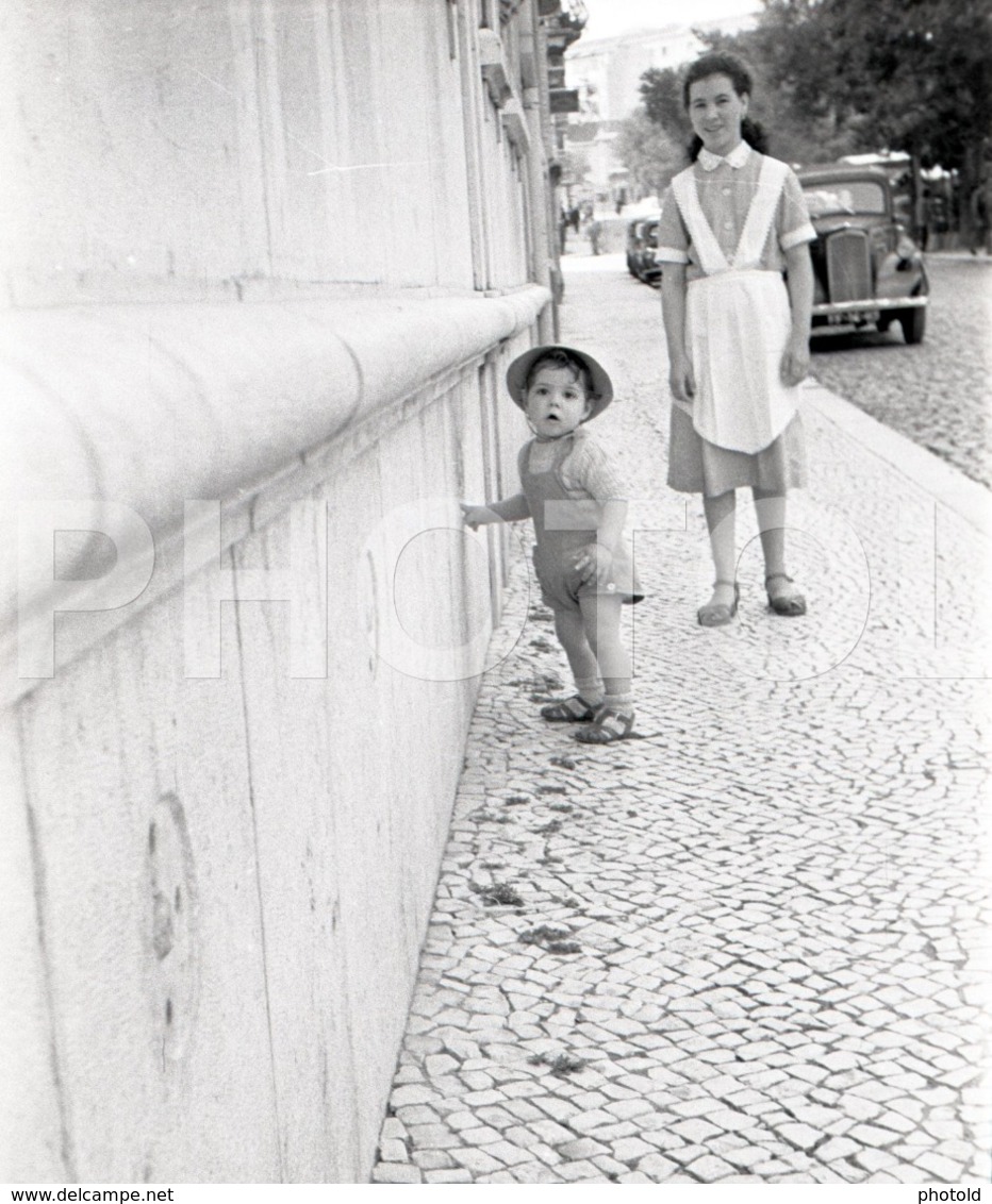 1957 MAID JEUNE FEMME GIRL ENFANT CHILD PORTUGAL AMATEUR 35mm ORIGINAL NEGATIVE Not PHOTO No FOTO - Sonstige & Ohne Zuordnung