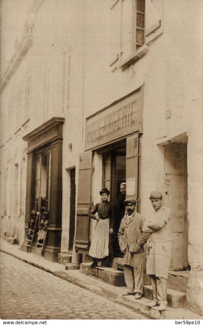 PHOTOGRAPHIE LES BOULANGERS DEVANT LEUR BOULANGERIE - Artisanat