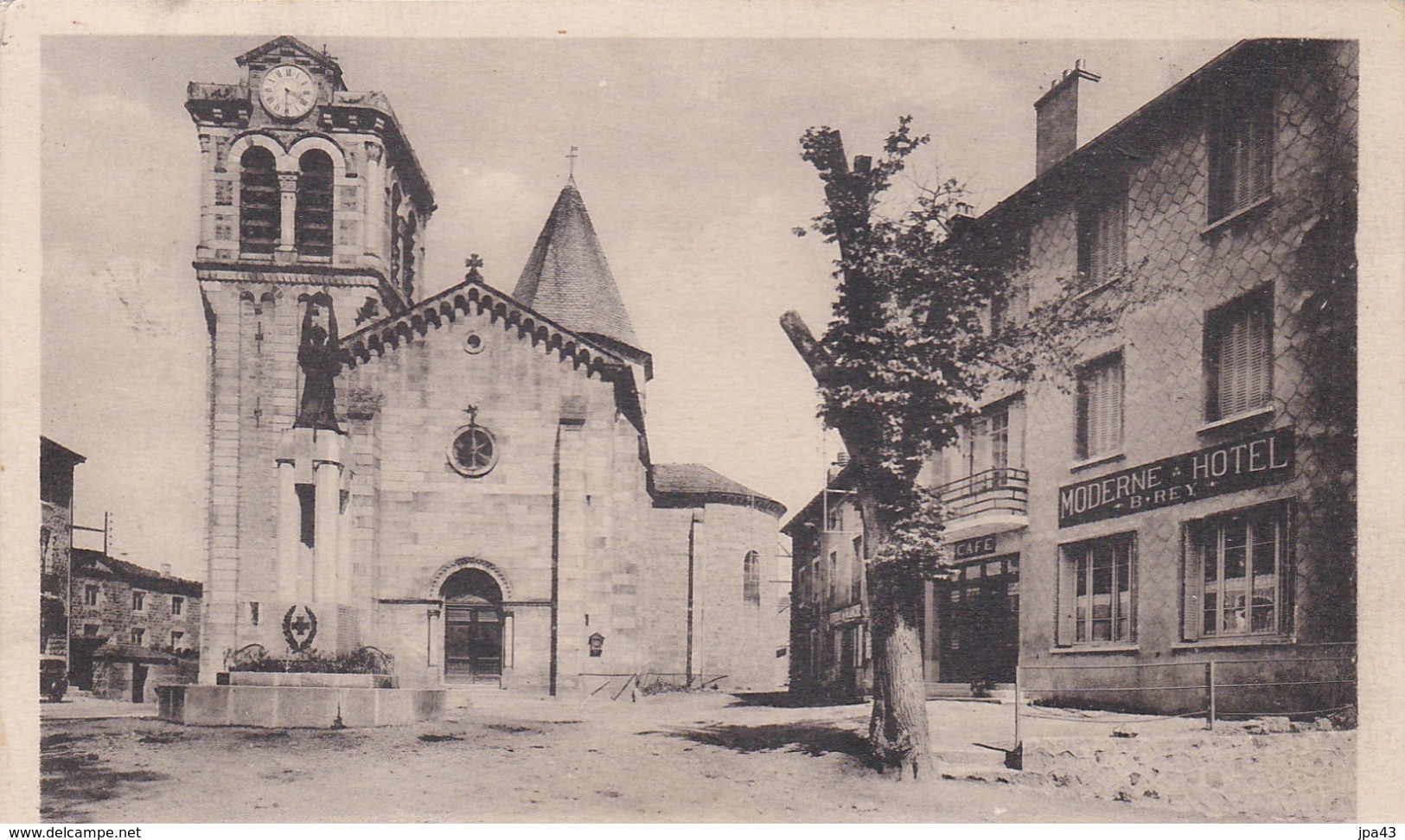 RAUCOULES  La Place Et L Eglise - Autres & Non Classés