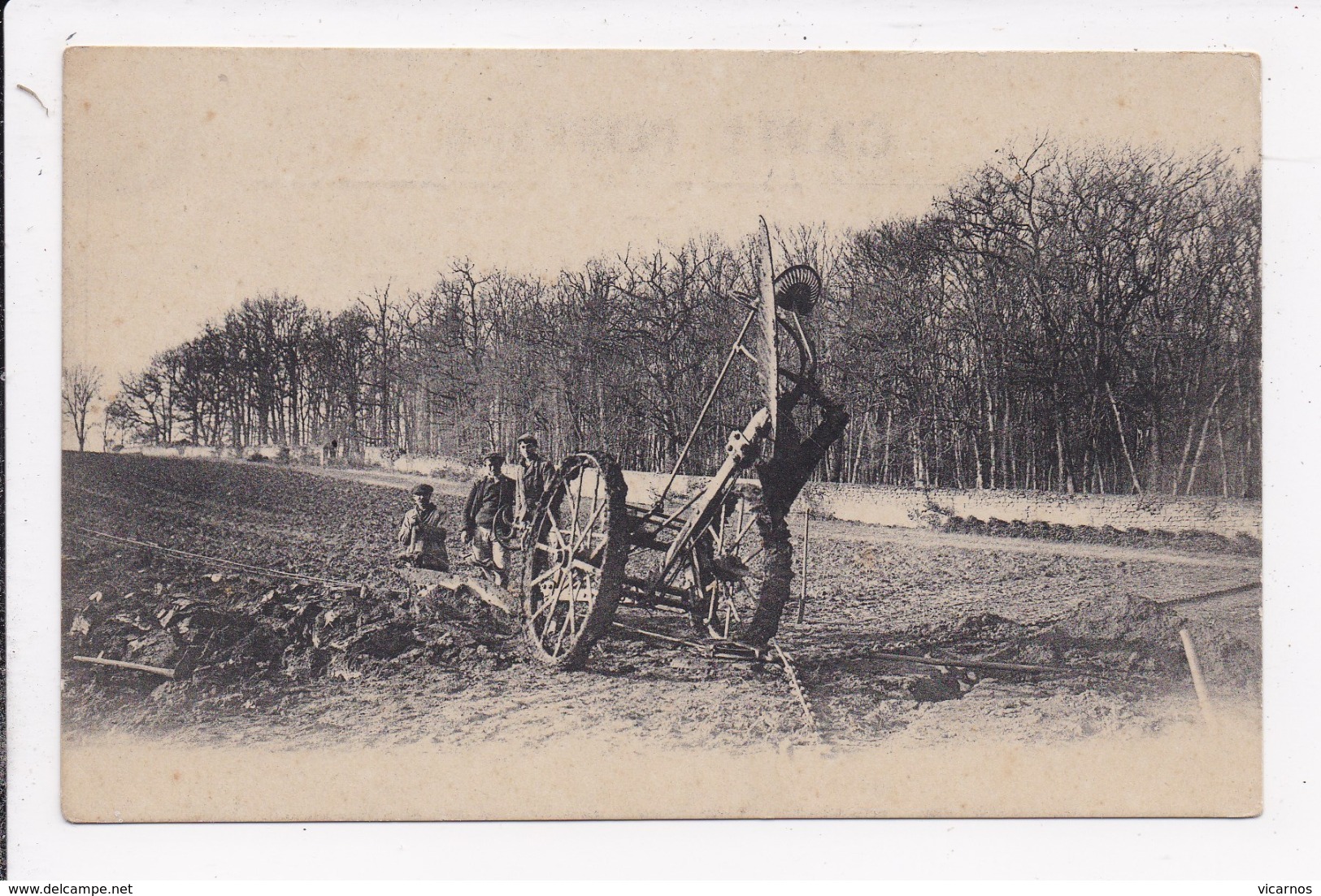 CP AGRICULTURE Engin Agricole Dans Un Champ  ( Non Legendé) - Tracteurs