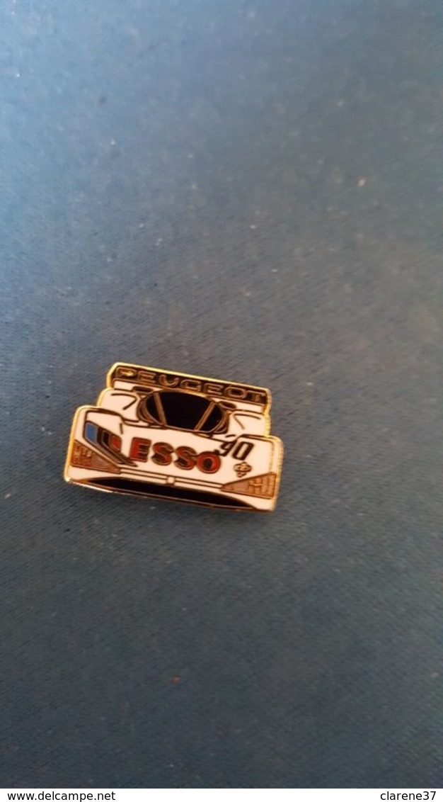 Pin's PEUGEOT BLANC Avec ESSO Sur Le Capot - Peugeot