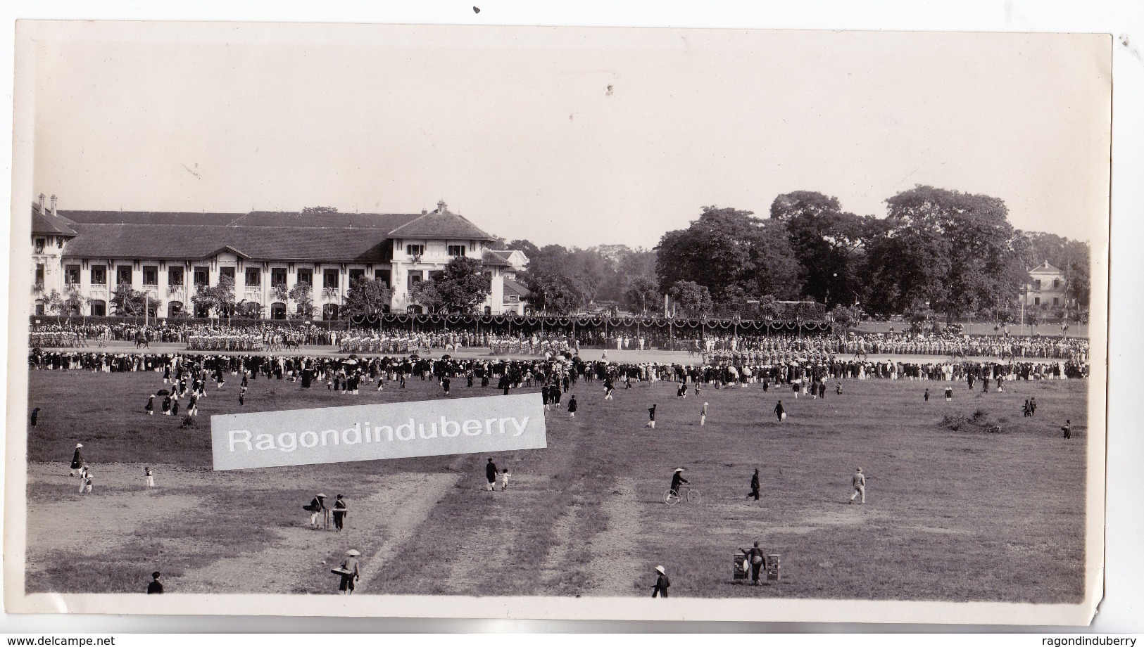 PHOTO - MILITARIA - INDOCHINE - CASERNE à SITUER Un Jour De Défilé, (Infanterie Coloniale Probablement Vers 1930) - Guerre, Militaire