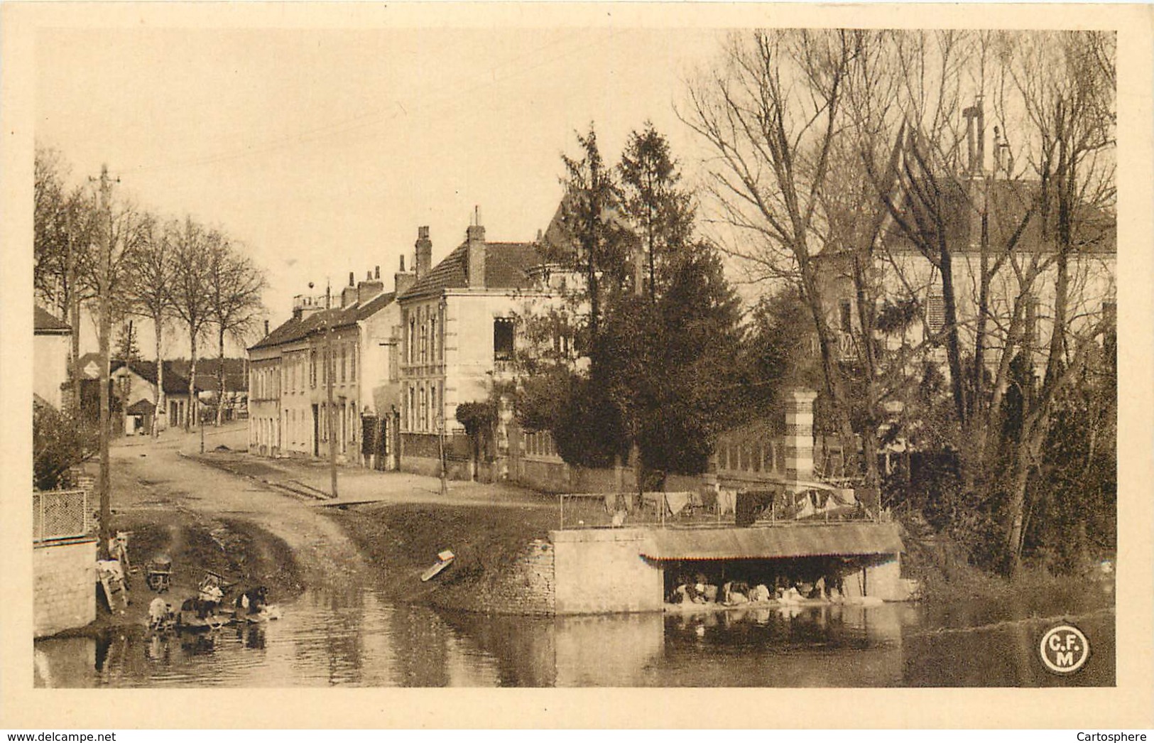 Lot 19 CPA 45 Loiret Montargis Gare Canal Port Loing Hopital Boulevard Ecole Eglise Chasse Foret