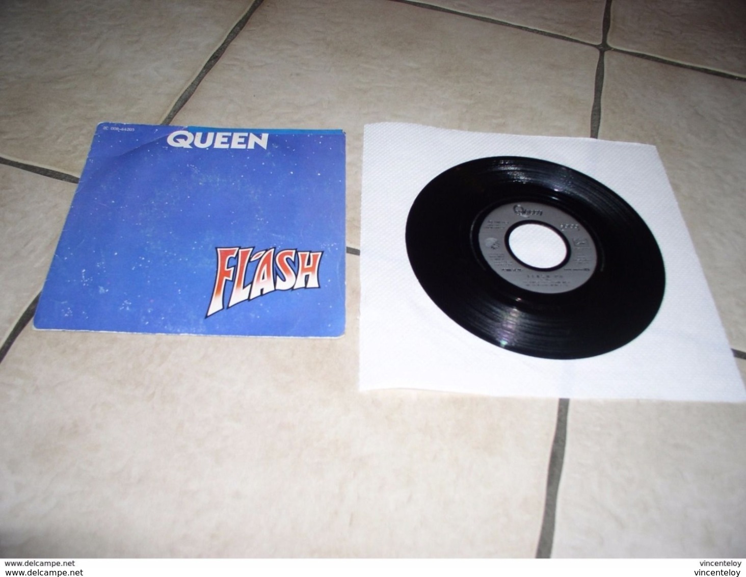 Lot De Vinyle 45 Tours QUEEN ( En L Etat Sur Les Photos ) Lot N 1 - Rock