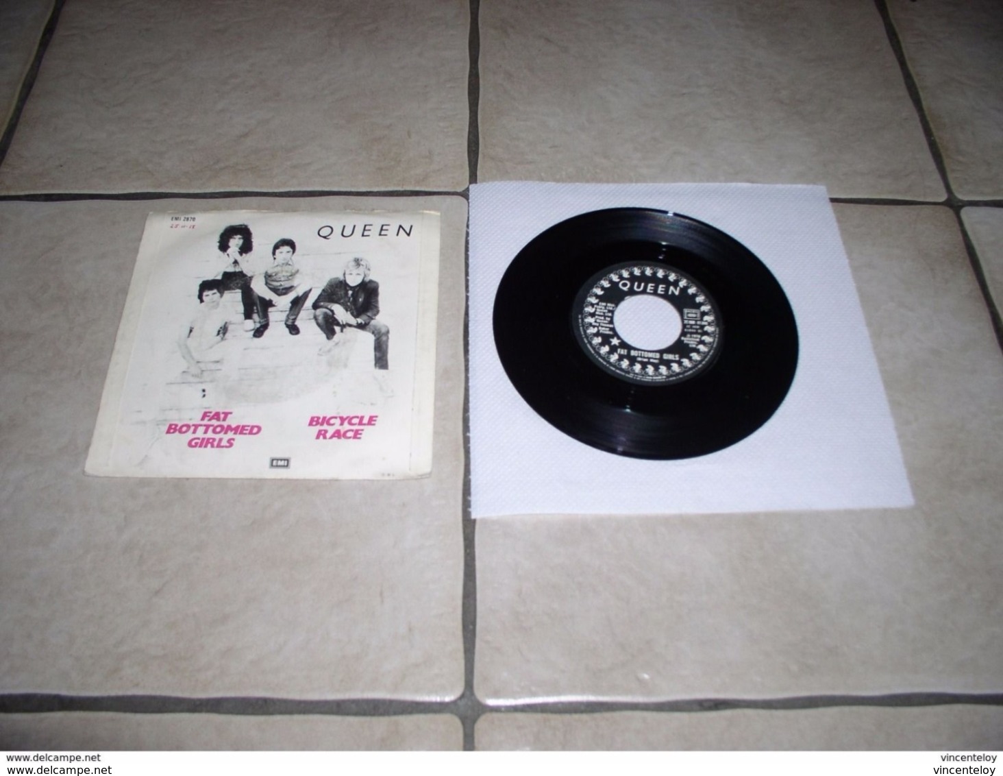 lot de vinyle 45 tours QUEEN ( en l etat sur les photos ) lot n 1