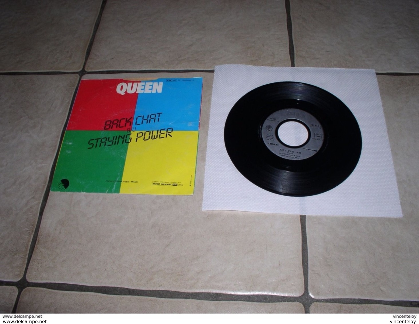 lot de vinyle 45 tours QUEEN ( en l etat sur les photos ) lot n 1