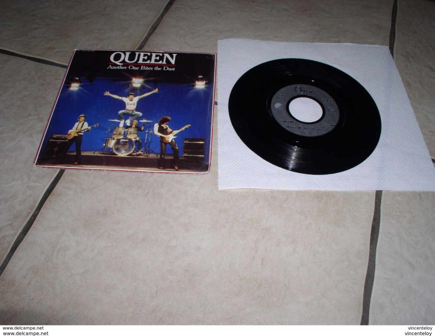 lot de vinyle 45 tours QUEEN ( en l etat sur les photos ) lot n 1