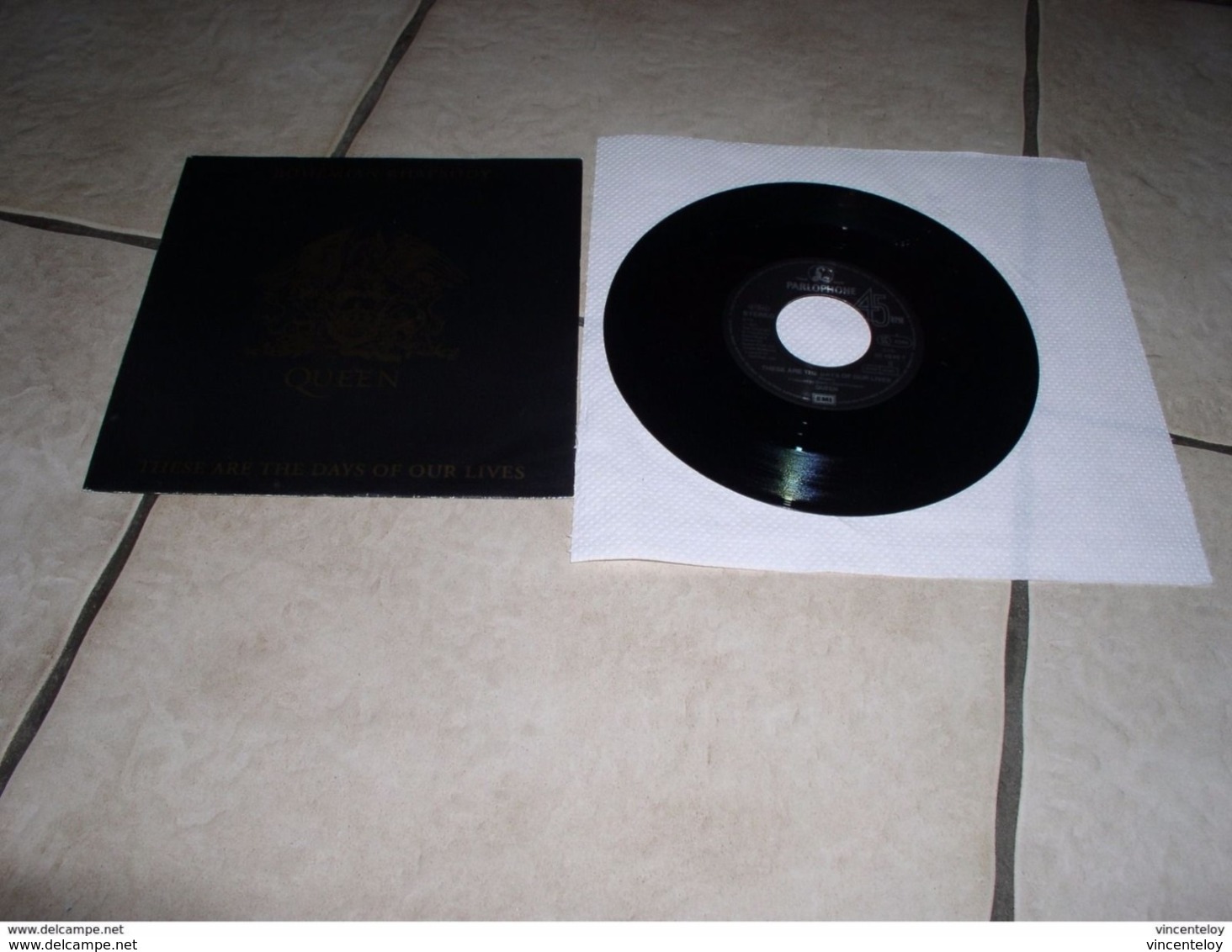 lot de vinyle 45 tours QUEEN ( en l etat sur les photos ) lot n 2