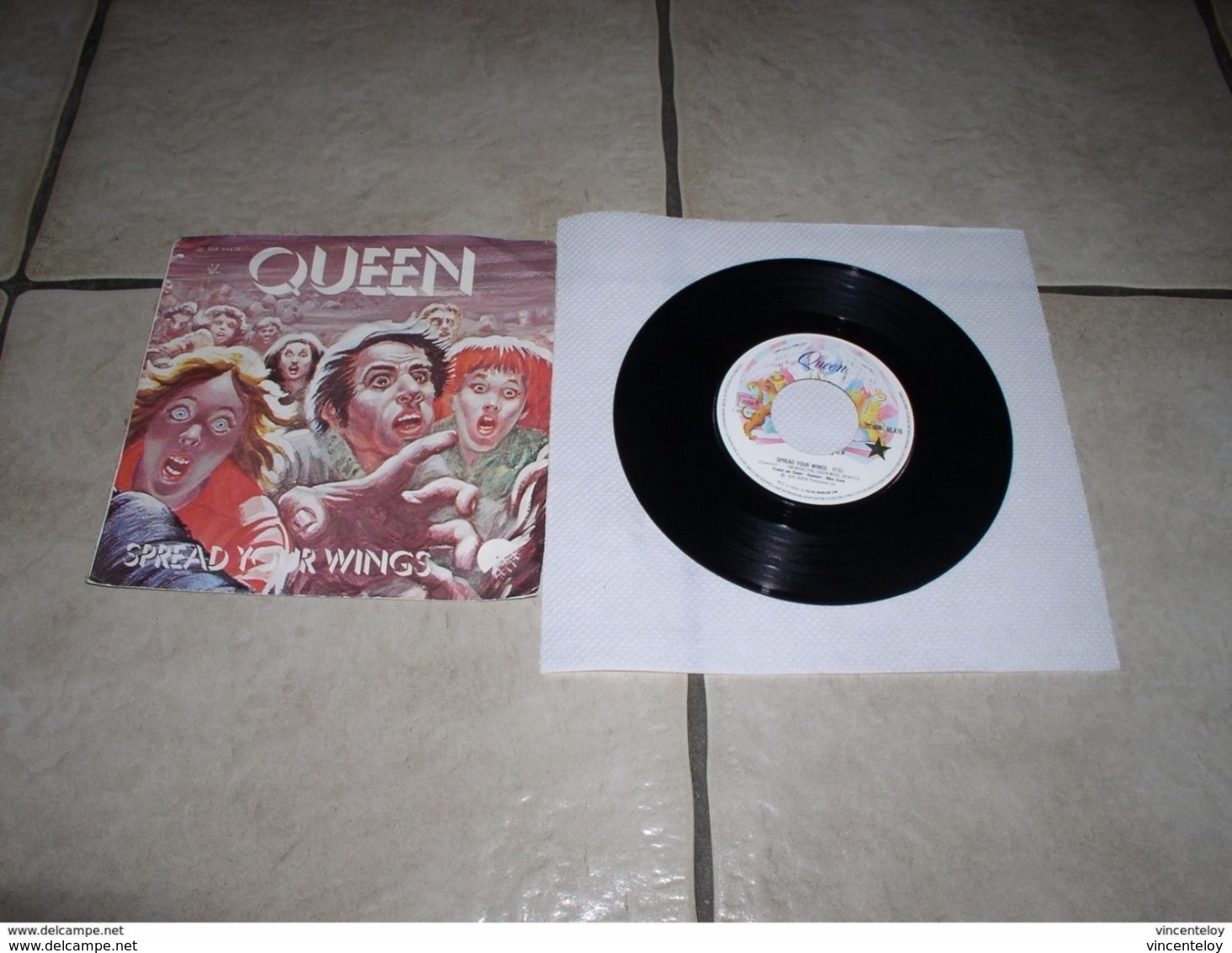 lot de vinyle 45 tours QUEEN ( en l etat sur les photos ) lot n 2