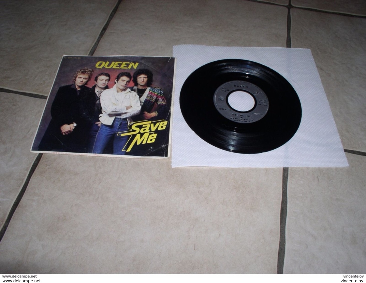 lot de vinyle 45 tours QUEEN ( en l etat sur les photos ) lot n 2