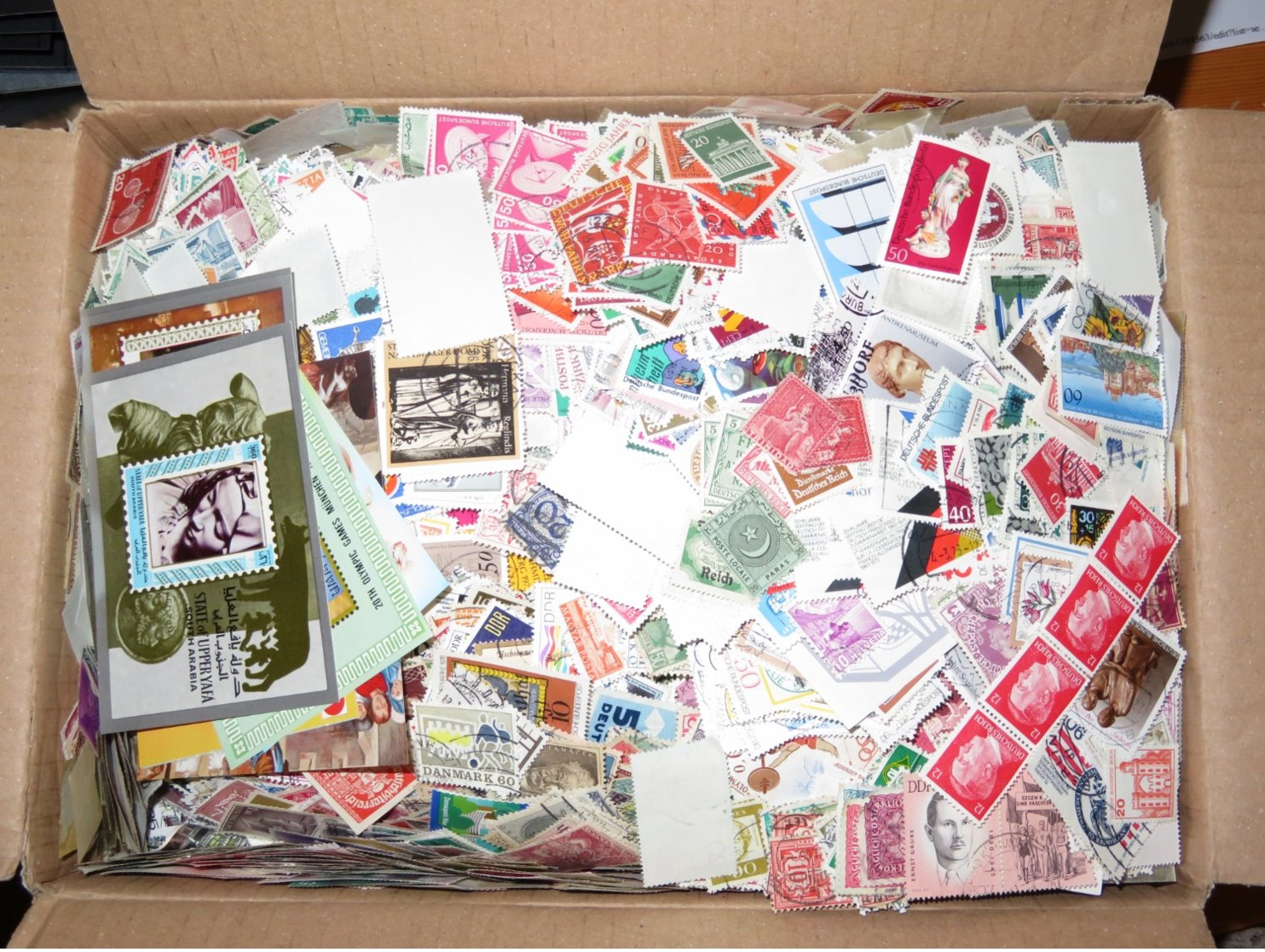 All-the-World , 3500 Grams Of Loose Paperfree Stamps In A Bigger Shoe Box , Mainly Used - Vrac (min 1000 Timbres)