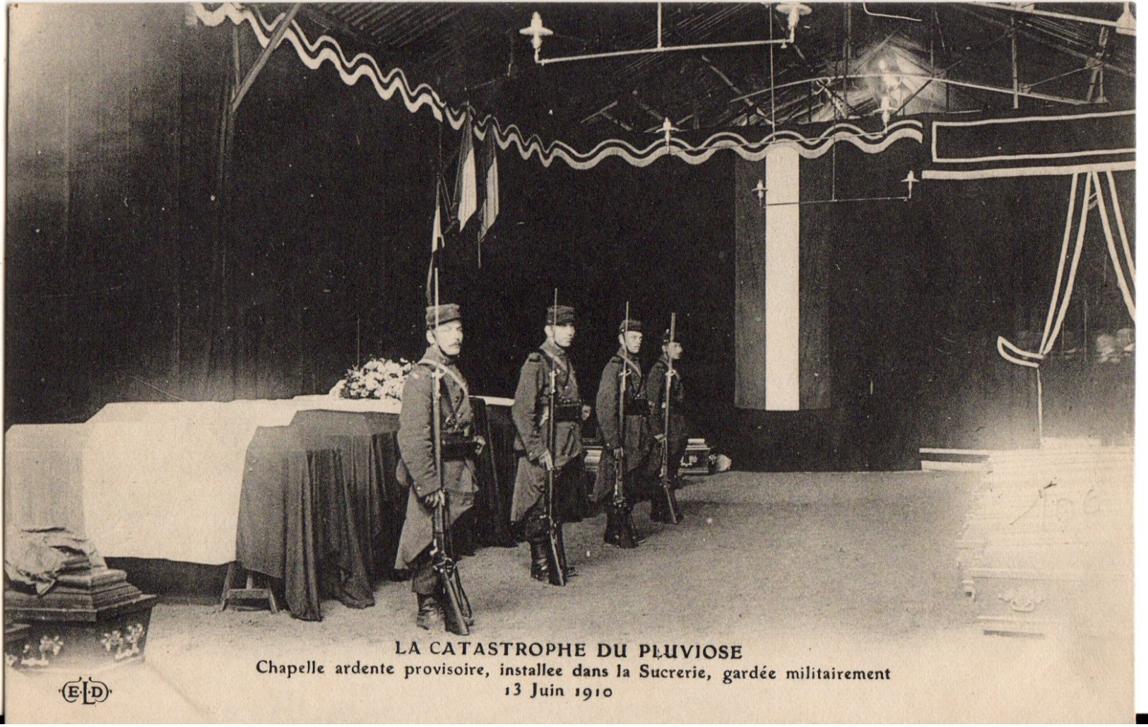 LA CATASTROPHE DU PLUVIOSE - Chapelle Ardente Provisoire, Installée Dans La Sucrerie, Gardée Militairement -13 Juin 1910 - Calais