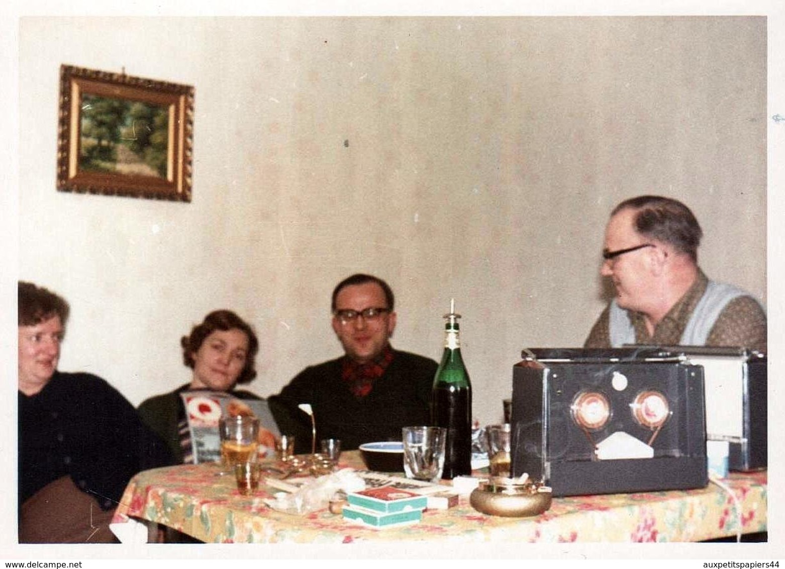 Photo Couleur Amateur Originale B.B. 1960's - Poste De Radio Portatifs Ou Pas Sur Une Table D'Apéritif - Objects