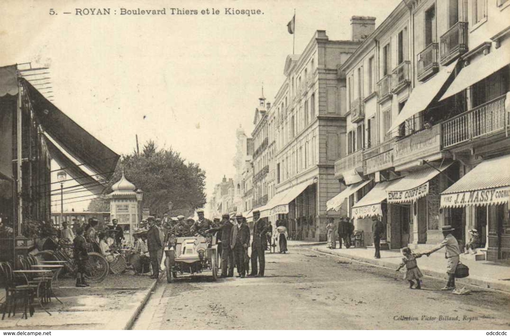 ROYAN Boulevard Thiers Et Le Kiosque Commerces Une Magnifique Voiture Et Ses Admirateurs RV - Royan