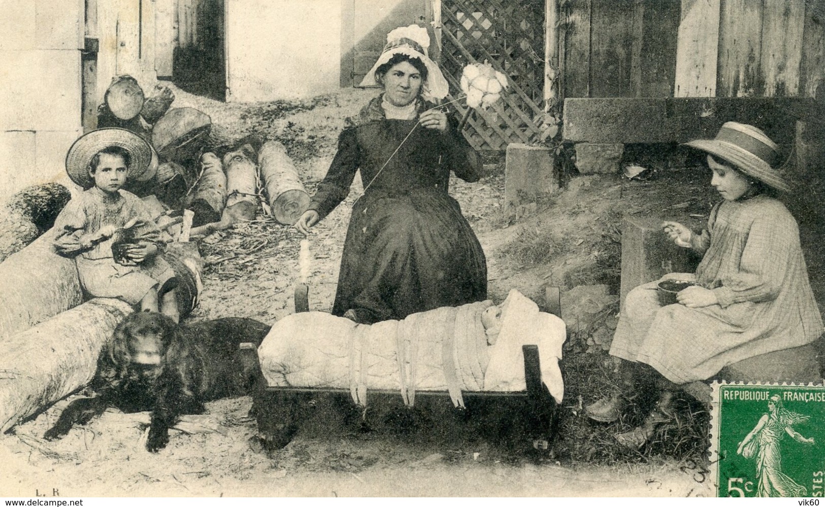 63   EN AUVERGNE SUR LE SEUIL DE LA FERME - Auvergne Types D'Auvergne