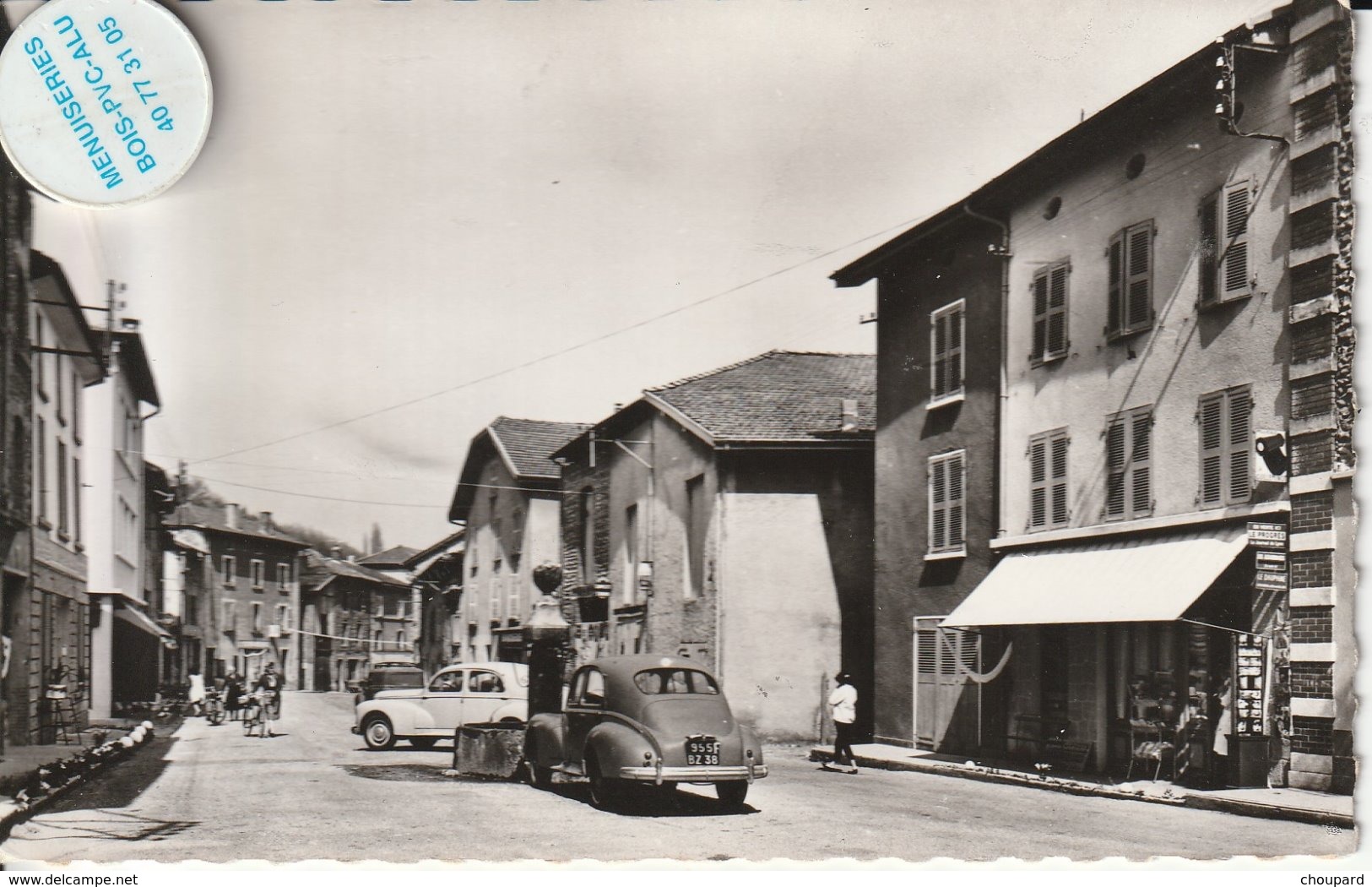 38- Très Belle Carte Postale Semi Moderne Dentelée De  VIRIVILLE   Place Des Buttes - Viriville