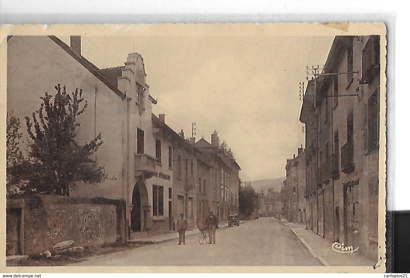 CREMIEU   RUE DU FAUBOURG DES MOULINS ET CAISSE D EPARGNE PERSONNAGES     DEPT 38 - Crémieu